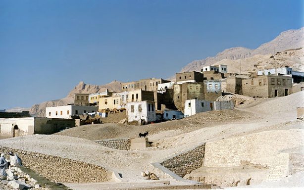 l-Qurna before the removal of the village.