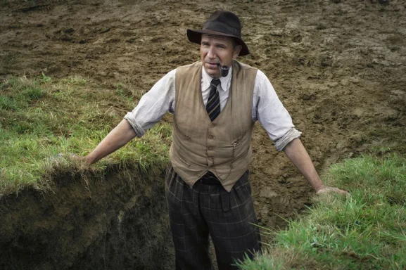 Ralph Fiennes as the archaeologist Basil Brown in 'The Dig' (2021). 