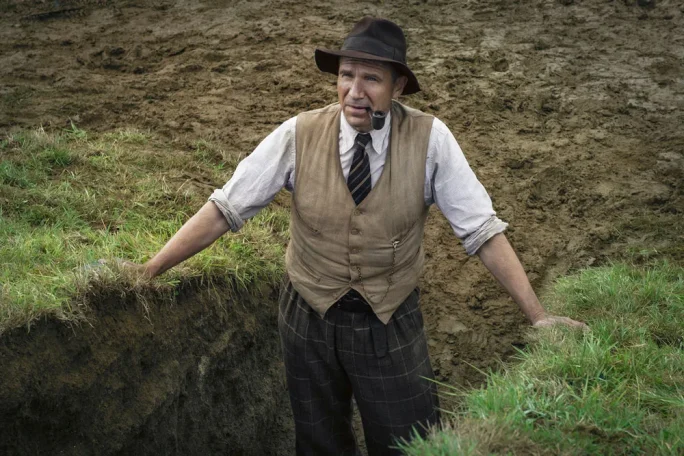 Ralph Fiennes as the archaeologist Basil Brown in 'The Dig' (2021). 